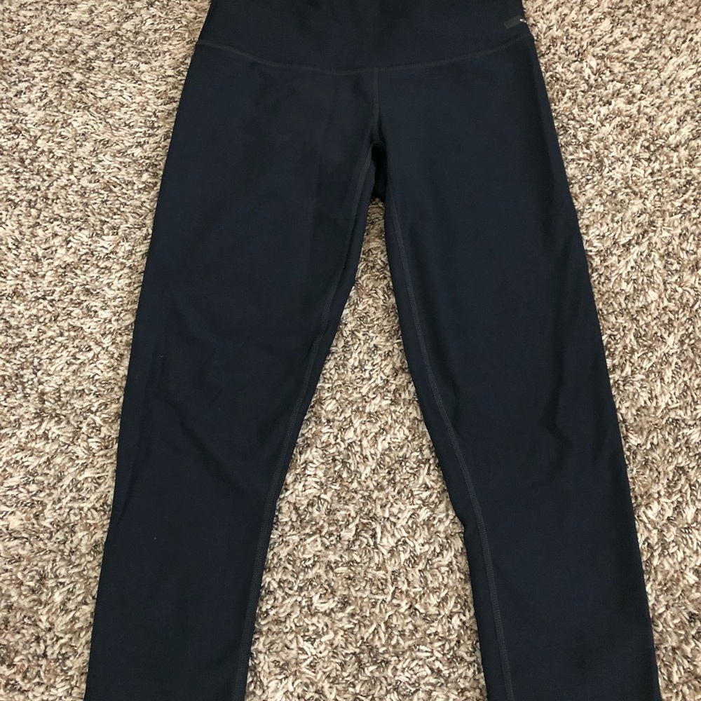 Women’s Oakley black regular fit workout capris